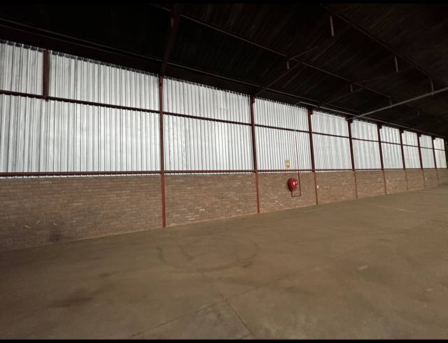 700M² WAREHOUSE TO LET IN WADEVILLE